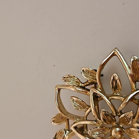 SARAH COVENTRY Goldtine Filagree Open Flower Brooch - Picture 4 of 6
